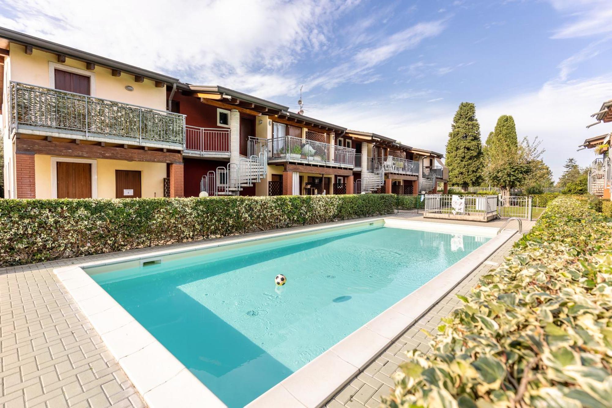 Residence La Corte Near Gardaland Castelnuovo del Garda Kültér fotó